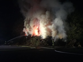 FW-RE: Brennender Holzstapel beschäftigt Feuerwehr stundenlang