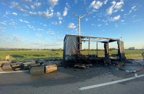 Polizeidirektion Neustadt/Weinstra&szlig;e: POL-PDNW: Brennender LKW-Anh&auml;nger auf A 61 f&uuml;hrt zu Vollsperrung