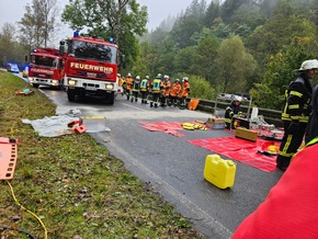 KFV-CW: Frontalzusammenstoß zwischen Omnibus und Kleintransporter / Beide Fahrer schwer verletzt / Bundesstraße B 463 gesperrt