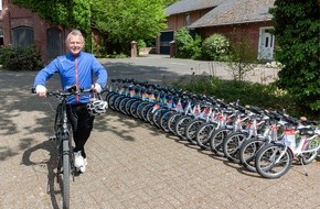 Karlheinz Busen, MdB: Karlheinz Busen (FDP) spendet Kinderfahrräder an bedürftige Kinder