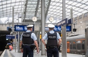 Bundespolizeidirektion Sankt Augustin: BPOL NRW: Mit Fahrradreifen in der Hand - Bundespolizei überwältigt Randalierer am Flughafen Köln/Bonn