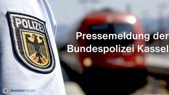 Bundespolizeiinspektion Kassel: BPOL-KS: Zug am Marburger Bahnhof mit Farbe besprüht