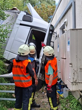 KFV-CW: LKW stürzt Böschung hinunter / Fahrer schwer verletzt / Straße bis frühen Abend gesperrt