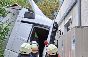 Kreisfeuerwehrverband Calw e.V.: KFV-CW: LKW stürzt Böschung hinunter / Fahrer schwer verletzt / Straße bis frühen Abend gesperrt