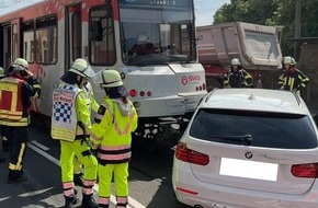 Feuerwehr und Rettungsdienst Bonn: FW-BN: Zusammensto&szlig; zwischen Stra&szlig;enbahn und PKW endete glimpflich