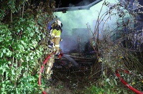 Feuerwehr Dresden: FW Dresden: Brand in Kleingartenanlage - erschwerte Zufahrt f&uuml;r Einsatzkr&auml;fte