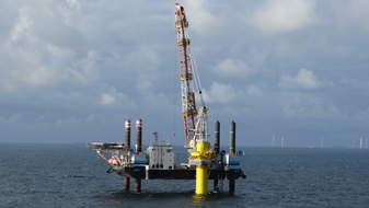 Orsted Germany GmbH: Erstes Fundament für Ørsteds neue Offshore-Windparks in der Nordsee installiert
