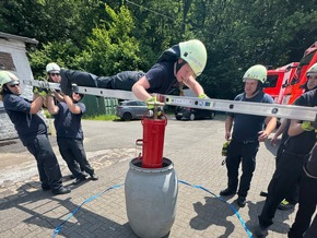 FW-GL: Große Jahresübung 2025: Feuerwehr Bergisch Gladbach stellt Einsatzfähigkeit eindrucksvoll unter Beweis