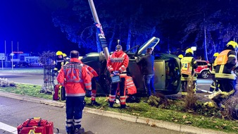 Feuerwehr MTK: Pkw prallt gegen Laternenmast: Fahrerin nach Alleinunfall befreit