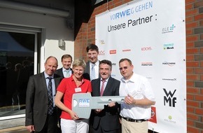 Innogy SE: Minister Michael Groschek weiht RWE Zukunftshaus ein / Wegweisendes Bau- und Wohnkonzept in Bottrop (BILD)