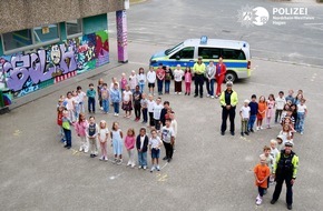 Polizei Hagen: POL-HA: Jedes Kind soll sicher ankommen: Verkehrssicherheitsberater der Hagener Polizei machen bei Einschulungsaktion auf neue i-Dötzchen aufmerksam