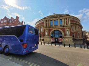 Eberhardt TRAVEL: Neuer Bus für Rollstuhlreisen geht auf Tour in Europa