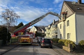 Feuerwehr Sprockh&ouml;vel: FW-EN: Rettungsdienst mit Drehleiter unterst&uuml;tzt