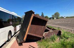 Polizeiinspektion Stade: POL-STD: Unbekannte s&auml;gen Bushaltestellenh&auml;uschen in Sauensiek um - Polizei sucht Zeugen