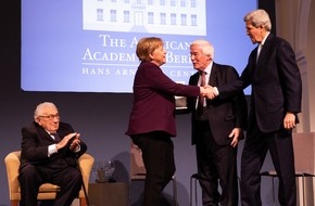 The American Academy in Berlin: Kanzlerin Merkel erhält Henry A. Kissinger Preis