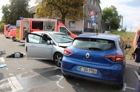 Polizei Mettmann: POL-ME: Zusammenstoß im Kreuzungsbereich fordert vier Verletzte - Velbert - 2209021