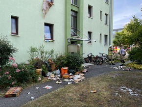 FW Lehrte: Schneller Einsatz der Feuerwehr verhindert Brandausbreitung im Mehrfamilienhaus