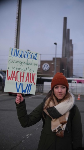 Fotos von Menschenrechtsaktion in Wolfsburg: Gegen uigurische Zwangsarbeit in VW-Lieferketten