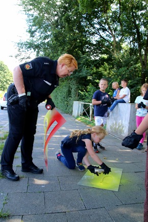 POL-Bremerhaven: Gelbe Füße weisen Grundschülern den sichersten Weg - Präventionsaktion der Polizei Bremerhaven