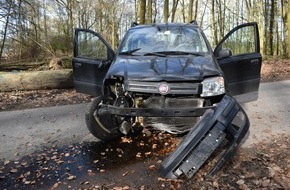 Polizeiinspektion Nienburg / Schaumburg: POL-NI: Autofahrerin verursacht zwei Verkehrsunfälle