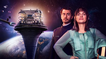 ARD Mediathek: Galaktische Romanze: ARD-Serie im Weltall "Stardust Hotel" mit Vanessa Loibl, David Brizzi und der Stimme von Detlev Buck / Ab 22. Mai in der ARD Mediathek