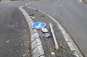 Polizeiinspektion Aurich/Wittmund: POL-AUR: Mittegroßefehn - Mit Verkehrszeichen kollidiert und geflüchtet (Foto) / Norden - Unfallflucht / Ostgroßefehn - Carport brannte