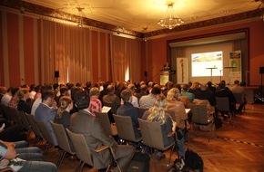Deutsche Energie-Agentur GmbH (dena): Roadshow Energieeffiziente Straßenbeleuchtung startet in Wuppertal / Deutschland in neuem Licht: Kommunen stellen auf energieeffiziente Technologien um (FOTO)