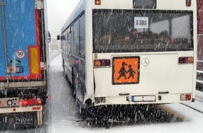 Polizeipräsidium Westpfalz: POL-PPWP: Überraschender Wintereinbruch macht Autofahrern zu schaffen