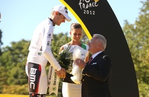 Skoda Auto Deutschland GmbH: Tour de France: SKODA Chef überreicht Siegertrophäen (BILD)