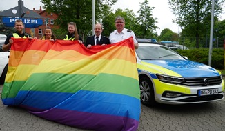 Polizeidirektion Göttingen: POL-GOE: Flagge der Vielfalt wird zum IDAHOBIT 2023 in der Polizeidirektion Göttingen gehisst