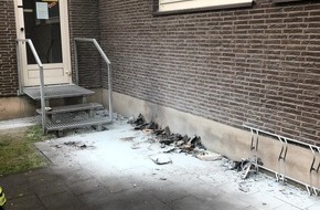 Polizei Mettmann: POL-ME: Zeitungsstapel an Kita-Wand brannte - Polizei ermittelt - Langenfeld - 2108152