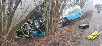 FW-RD: Schulbusunfall mit 30 Kindern in Kosel - keine Schwerverletzten In der Straße Ornumer Weg in Kosel, kam Freitagmorgen (04.03.2022) ein Schulbus von der Fahrbahn ab.