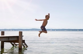 DVAG Deutsche Vermögensberatung AG: Badeunfälle: Eltern überschätzen oft ihr Kind / Fast 60 Prozent der Zehnjährigen können nicht richtig schwimmen, so die DLRG / Dies kann jedoch lebenswichtig sein. Die DVAG rät Eltern zur Absicherung