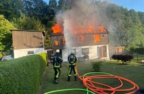 Feuerwehr Bochum: FW-BO: Gartenhaus in Vollbrand