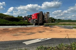 Feuerwehr Detmold: FW-DT: Ölspur im Detmolder Ortsteil Brokhausen führt zu stundenlanger Sperrung des Kreisverkehrs