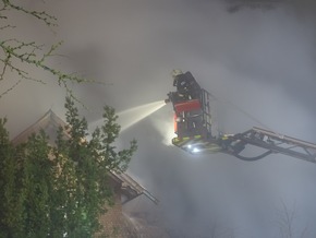 KFV-CW: Wohnhaus in Flammen - Feuerwehr mit Großaufgebot vor Ort