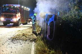Feuerwehr Pulheim: FW Pulheim: PKW im Graben - Fahrer verletzt