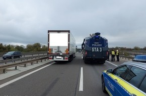 Polizeipräsidium Mannheim: POL-MA: Hockenheim, Rhein-Neckar-Kreis: Auffahrunfall zwischen zwei Lkw auf der A61;57-Jähriger vorsorglich ins Krankenhaus verbracht; Polizeiwasserwerfer sichert Unfallstelle ab