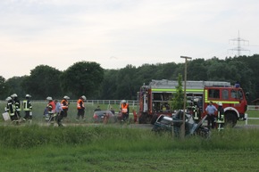 FW-WRN: Einsatzreiches Wochenende mit einem gemeldeten PKW Brand auf der Autobahn 1, ein loser Ast im Baum am Stadtpark und ein Verkehrsunfall mit zwei PKW an der Einmündung Münsterstraße / Wesseler Straße