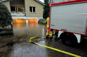 Feuerwehr Grevenbroich: FW Grevenbroich: Starkregen sorgt für Dauereinsatz für Feuerwehr Grevenbroich - Folgemeldung / 100 Kräfte arbeiten rund 45 Schadensstellen ab