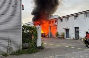 Feuerwehr Kiel: FW-Kiel: Wohnwagen in Vollbrand - Feuer greift auf Geb&auml;ude &uuml;ber