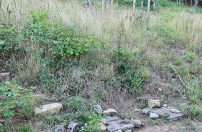 Polizeiinspektion Göttingen: POL-GÖ: (353/2022) Unbekannte stehlen Holzbank und Holzstele aus Naturschutzgebiet Bratental bei Roringen - Zeugen gesucht