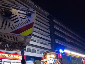 FW-RE: Kabelbrand in Restaurant - Brandrauch zieht in Hotel