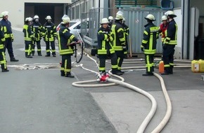 Feuerwehr Lennestadt: FW-OE: Feuer bei Montagearbeiten in einem Industriebetrieb, Mitarbeiter vorsorglich ins Krankenhaus gebracht