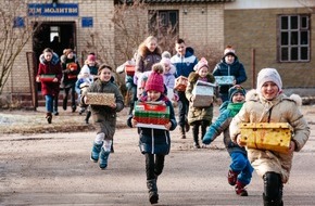 Samaritan's Purse e. V.: Weihnachtsgeschenke f&uuml;r mehr als elf Millionen Kinder / Die globale Aktion "Weihnachten im Schuhkarton&reg;" wirkt weltweit (FOTO)