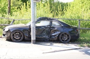Kreispolizeibehörde Herford: POL-HF: Herforder bei Verkehrsunfall schwer verletzt - Audi prallt gegen Ampelmast