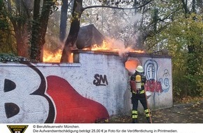 Feuerwehr München: FW-M: Gartenhaus in Vollbrand (Schwabing)