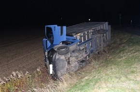 Kreispolizeibehörde Unna: POL-UN: Bönen - Fahrer betrunken: LKW kippt um und bleibt im Straßengraben liegen