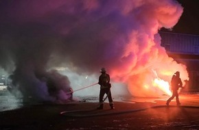 Freiwillige Feuerwehr Celle: FW Celle: Zwei Pkws brennen in der Nacht