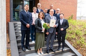 Kreispolizeibehörde Borken: POL-BOR: Landrat Dr. Kai Zwicker verabschiedet den langjährigen Personalratsvorsitzenden Georg Hovestädt